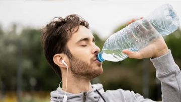 استشاري: الجسم يحتاج لترين من الماء يوميا ويمكن زيادة الكمية بنسبة 30 .. فيديو