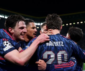 أرسنال يضع قدما في نصف النهائي بفوز ثمين في لشبونة