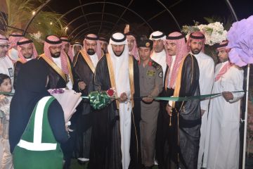 محافظ القطيف يفتتح مهرجان عالم النباتات والزهور الأول 