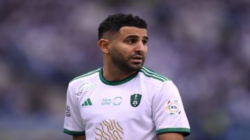 رياض محرز رجلا لمباراة الأهلي والدحيل رياض محرز رجلا لمباراة الأهلي والدحيل