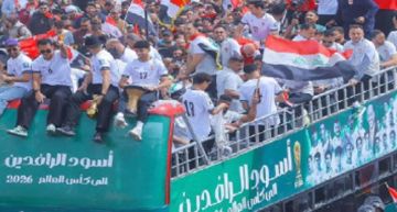 منتخب العراق يحتفل بتأهله للمونديال بحافلة مكشوفة