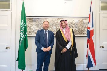 الطوق يلتقي وزير الدولة للإعلام والفنون البريطاني الطوق يلتقي وزير الدولة للإعلام والفنون البريطاني
