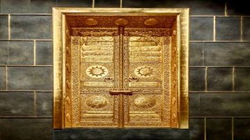 متحف القرآن الكريم بمكة المكرمة يستعرض نموذجا لباب الكعبة المشرفة