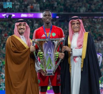 رئيس الاتحاد الآسيوي يشيد بإنجاز الأهلي السعودي التاريخي بالتتويج المتتالي لدوري أبطال آسيا للنخبة