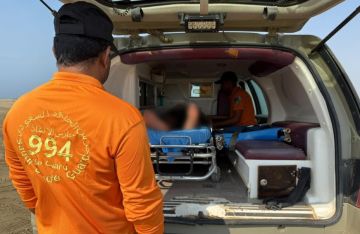 حرس الحدود ينقذ مقيما من الغرق أثناء ممارسة السباحة في جازان