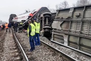 إصابة 55 شخصا في حادث انقلاب قطار خط موسكو تشيليابينسك