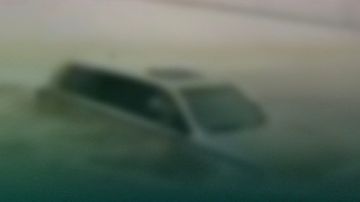 المرور يضبط مخالفا لعبور الأودية أثناء جريانها المرور يضبط مخالفا لعبور الأودية أثناء جريانها