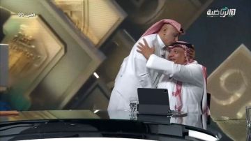 محمد عبدالجواد يقبل رأس محمد الخميس على الهواء تقديرا لموقفه من الأهلي.. فيديو