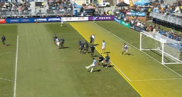 الدوري الكندي يشهد أول هدف بقاعدة «التسلل الواضح»