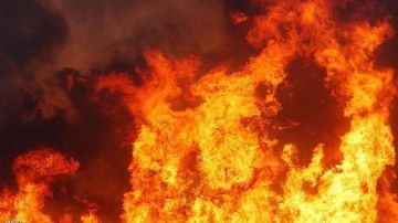 إخماد حريق في مركبات بجدة إخماد حريق في مركبات بجدة