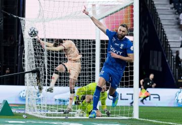 الهلال يمطر شباك الخلود بالأهداف نصفها لبنزيما (فيديو)
