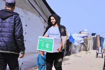  سلمان للإغاثة يوزع 157 سلة غذائية في خان يونس بغزة