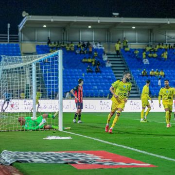 الحزم يتغلب على الرياض بهدف قاتل