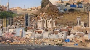 انهيار مبنى خال بحي الهجلة في العاصمة المقدسة