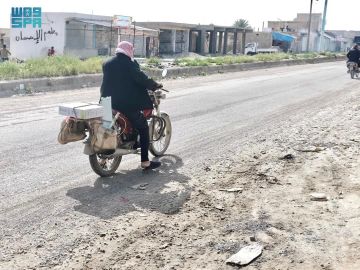 مركز الملك سلمان للإغاثة يوزع 2.954 كرتون تمر في دير الزور