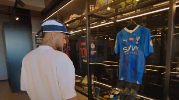 نيمار يحتفظ بقميص الهلال وميدالياته .. فيديو نيمار يحتفظ بقميص الهلال وميدالياته .. فيديو