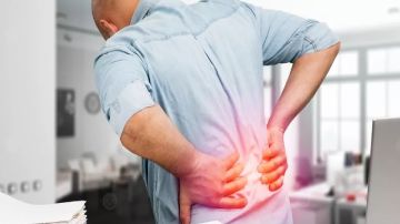 طبيب: العلاج الشعبي لمشاكل الظهر والعمود الفقري ممارسات مؤسفة.. فيديو