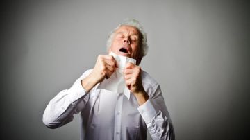 تحذير طبي من كتم العطس ومضاعفاته الصحية