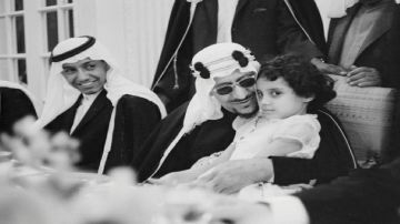 صورة نادرة للملك سعود مع ابنته الأميرة دلال