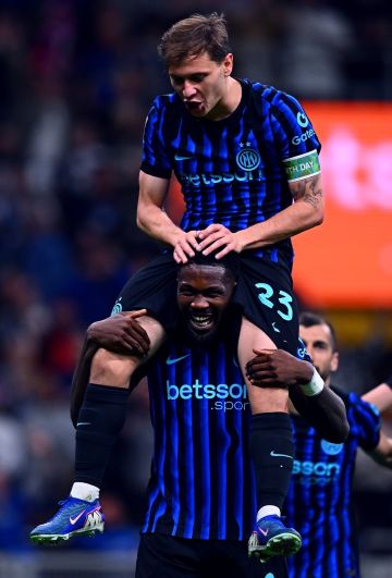 إنترميلان يهزم كالياري بثلاثية ويقترب من حسم اللقب