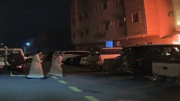 شباب ينقذون عمارة وسيارات من حريق.. فيديو