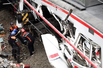 وفاة 14 شخصا في حادث تصادم قطارين في إندونيسيا