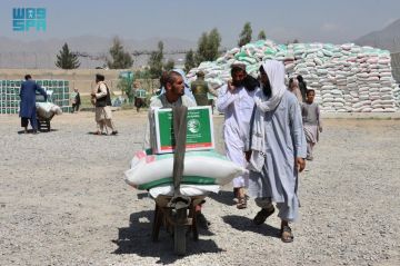 مركز الملك سلمان للإغاثة يوزع 625 سلة غذائية في مركز ولاية قندهار بأفغانستان مركز الملك سلمان للإغاثة يوزع 625 سلة غذائية في مركز ولاية قندهار بأفغانستان