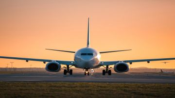 طيار يتصل بالمطار الخطأ أثناء الهبوط.. فيديو