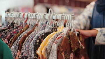 مختص يكشف عن حيلة تستخدمها متاجر الملابس لإقناع المستهلك بالشراء.. فيديو