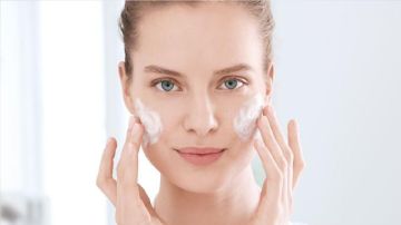 نصائح أحرص عليها عند استخدام واقي الشمس نصائح أحرص عليها عند استخدام واقي الشمس