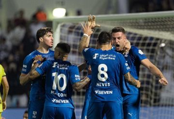 الهلال يشدد الخناق على النصر (فيديو) الهلال يشدد الخناق على النصر (فيديو)