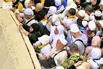 حجاج بيت الله الحرام يواصلون رمي الجمرات في آخر أيام التشريق حجاج بيت الله الحرام يواصلون رمي الجمرات في آخر أيام التشريق