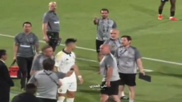 مشادة بين الجهاز الفني للشباب ورونالدو.. فيديو مشادة بين الجهاز الفني للشباب ورونالدو.. فيديو