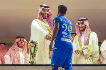السعودية.. موقف طريف للاعب الهلال بعد مصافحته لمحمد بن سلمان