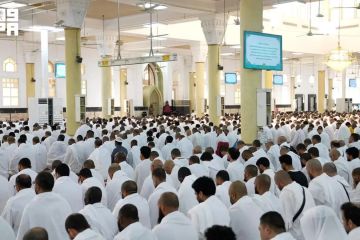 حجاج بيت الله الحرام يؤدون صلاتي الظهر والعصر بمسجد الخيف وسط منظومة متكاملة من الخدمات