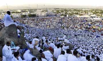 الحجاج يتوافدون على صعيد عرفات (فيديو) الحجاج يتوافدون على صعيد عرفات (فيديو)
