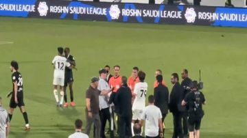 بن زكري يفتح نقاشا مع الحكام ويتبادل الحديث مع جواو فيليكس.. فيديو