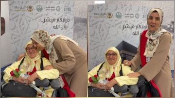 مغربية برفقة والدتها تصف رحلتها للحج عبر طريق مكة برحلة العمر.. فيديو