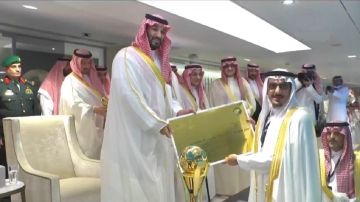 ولي العهد يكرم الأمير نواف في ليلة تتويج الهلال بكأس الملك.. فيديو