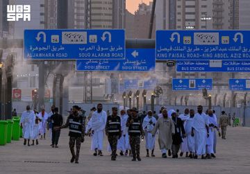 حجاج بيت الله الحرام يتوافدون إلى مشعر منى لقضاء يوم التروية حجاج بيت الله الحرام يتوافدون إلى مشعر منى لقضاء يوم التروية
