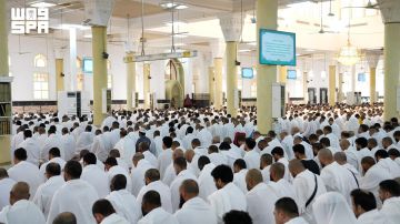 حجاج بيت الله الحرام يؤدون صلاتي الظهر والعصر بمسجد الخيف وسط منظومة متكاملة من الخدمات حجاج بيت الله الحرام يؤدون صلاتي الظهر والعصر بمسجد الخيف وسط منظومة متكاملة من الخدمات