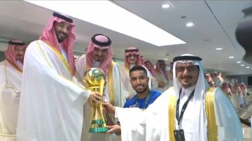 ولي العهد يتوج الهلال بكأس خادم الحرمين الشريفين.. فيديو