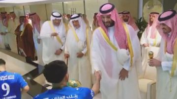 لقطة طريفة: سلطان مندش ينسى استلام جائزته بعد مصافحة ولي العهد.. فيديو