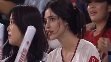 مشجعة تخطف الأنظار بجمالها في مباراة البيسبول .. فيديو
