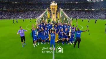 لحظة تتويج الهلال ببطولة كأس خادم الحرمين الشريفين.. فيديو