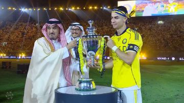 رونالدو يتوج مع النصر ويرفع كأس الدوري في مشهد تاريخي.. فيديو رونالدو يتوج مع النصر ويرفع كأس الدوري في مشهد تاريخي.. فيديو