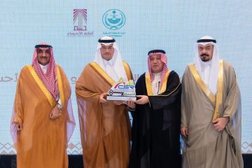 محافظ الأحساء يتسلم مفتاح المدينة العربية المسؤولة اجتماعيا 2026