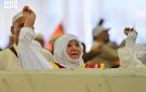 حجاج بيت الله الحرام يرمون الجمرات الثلاث في أول أيام التشريق