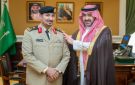 نائب أمير تبوك يستقبل قائد قوة أمن المنشآت بالمنطقة ويقلده رتبته الجديدة