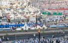 حجاج بيت الله الحرام يرمون جمرة العقبة يوم النحر